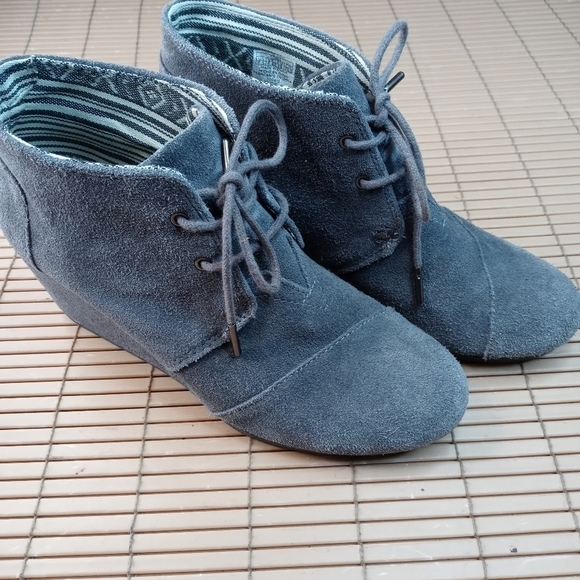 Toms women's 2.5" wedge heel gray suede lace ankle boot. Sz  8.5M. 518pm - Picture 2 of 10